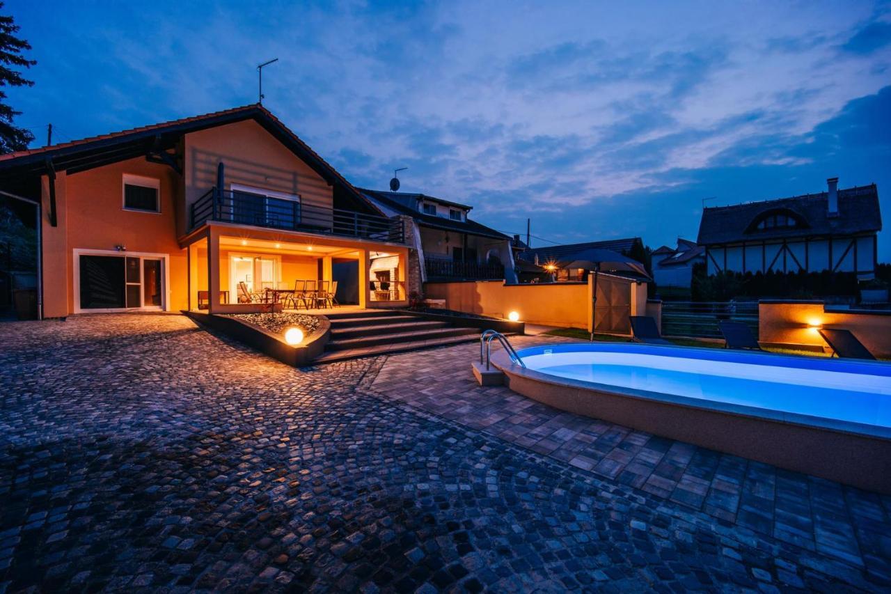 Villa Aljmaš Екстериор снимка