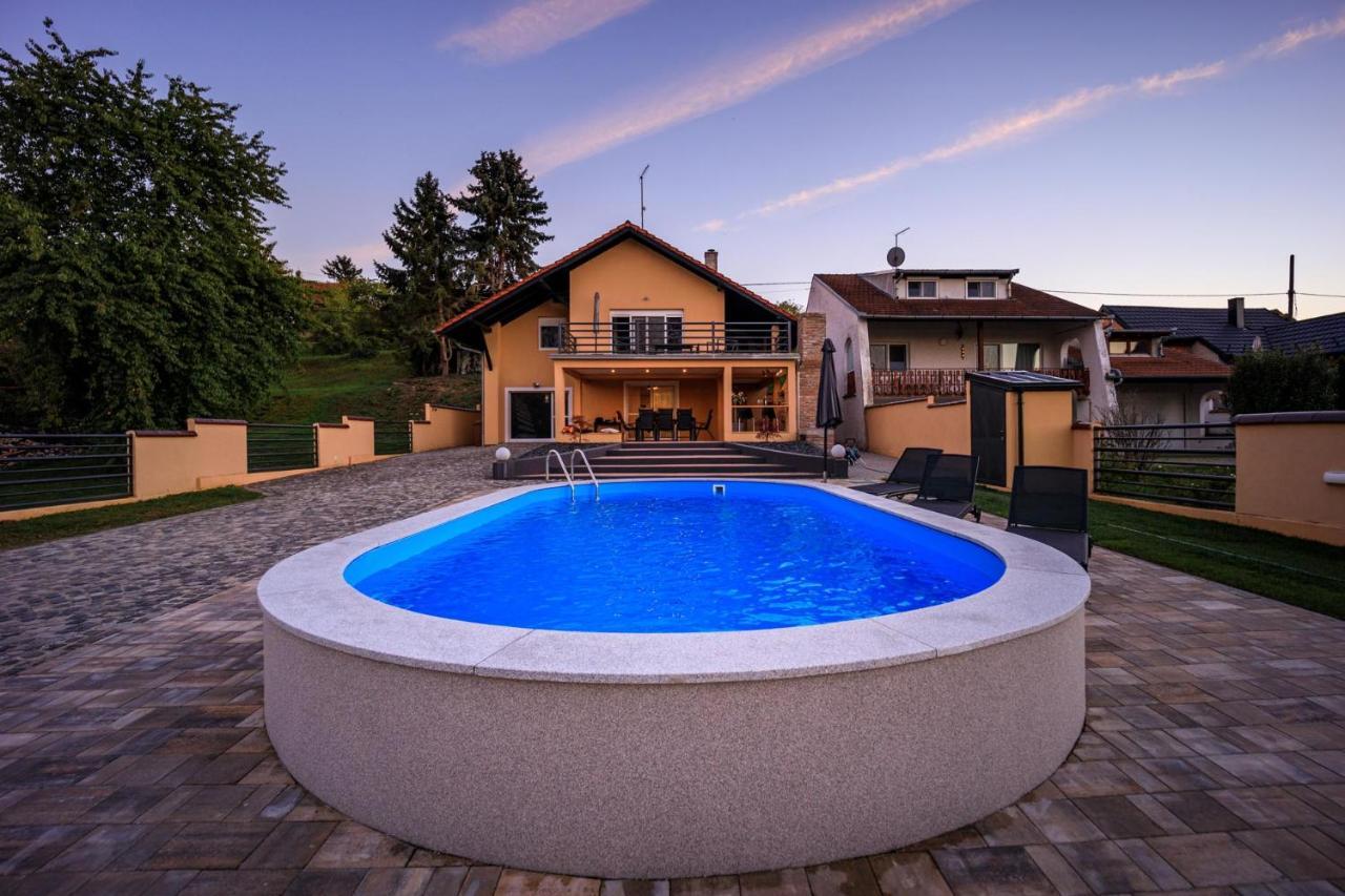 Villa Aljmaš Екстериор снимка